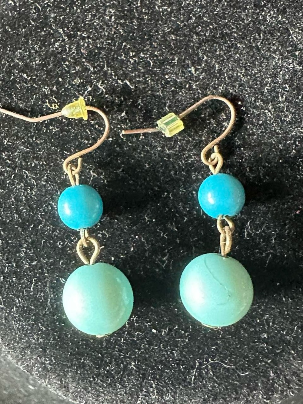 Vintage dangling blue bead earrings.